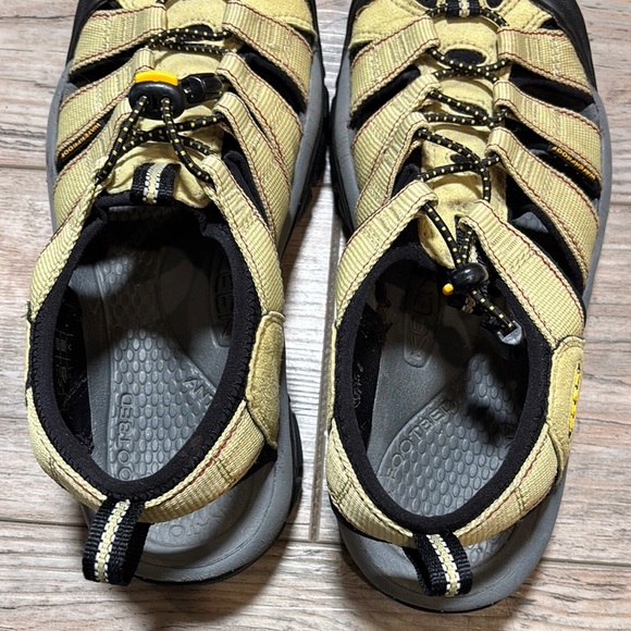 Keen Woman’s Yellow and Black Waterproof Outdoor Hiking Sandals Size 7 - Picture 6 of 10